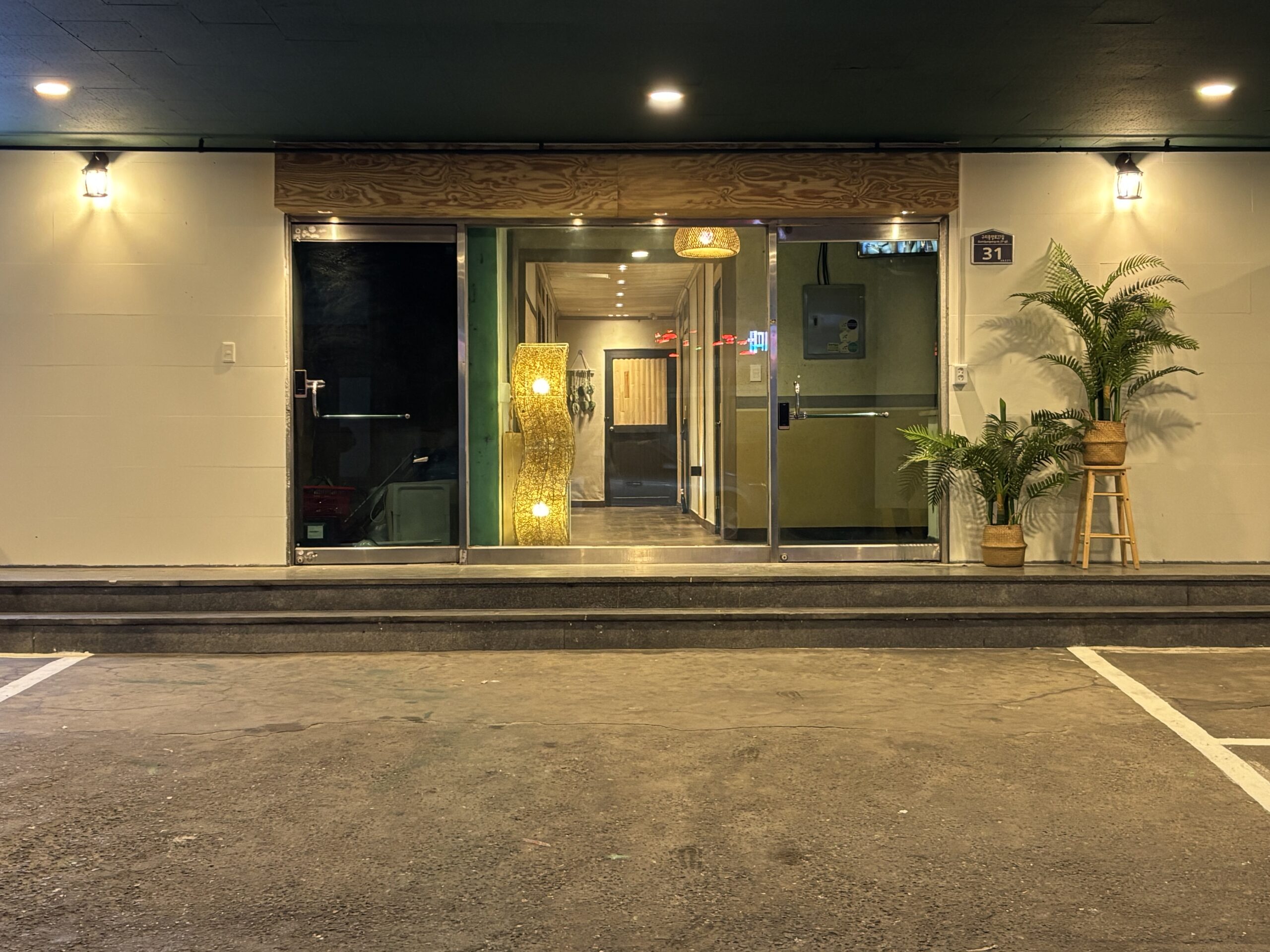 구미 달방 레지던스 쉼, 모텔 입구