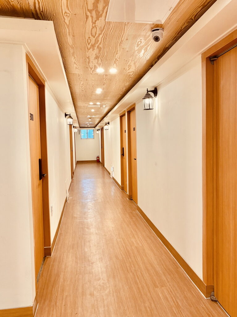 구미 모텔 달방 월세 스테이라움 객실 복도